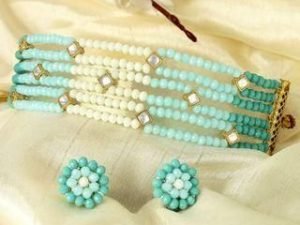 Karatcart Light Blue and White Crystals Beaded Kundan Choker Necklace Set for Women