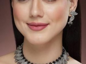 Karatcart Silver Plated Kundan and Black Bead Jewellery Set for Women